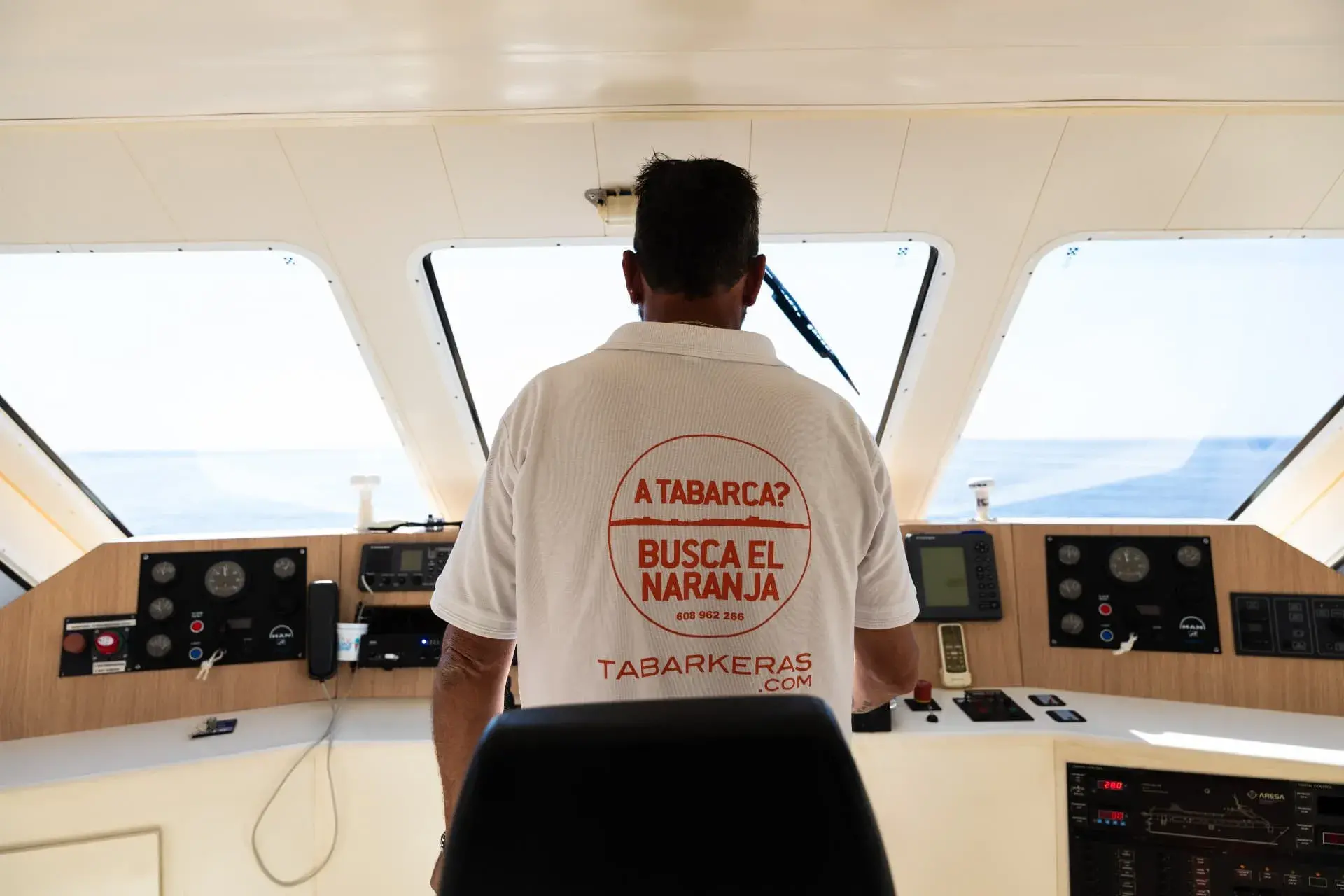 tabarkeras-capitan-yendo-a-tabarca-desde-santa-polatabarkeras-capitan-yendo-a-tabarca-desde-santa-pola